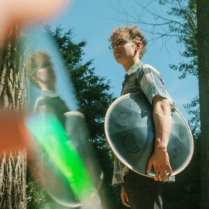 Laat je meevoeren in een zintuiglijke reis waar handpan en wetenschap elkaar ontmoeten. In deze Engelstalige performance-lecture verkennen chirurg en wetenschapper Nicco Krezdorn en muzikant Koné Moerman hoe geluid helend kan werken — van oude tradities tot moderne geneeskunde.