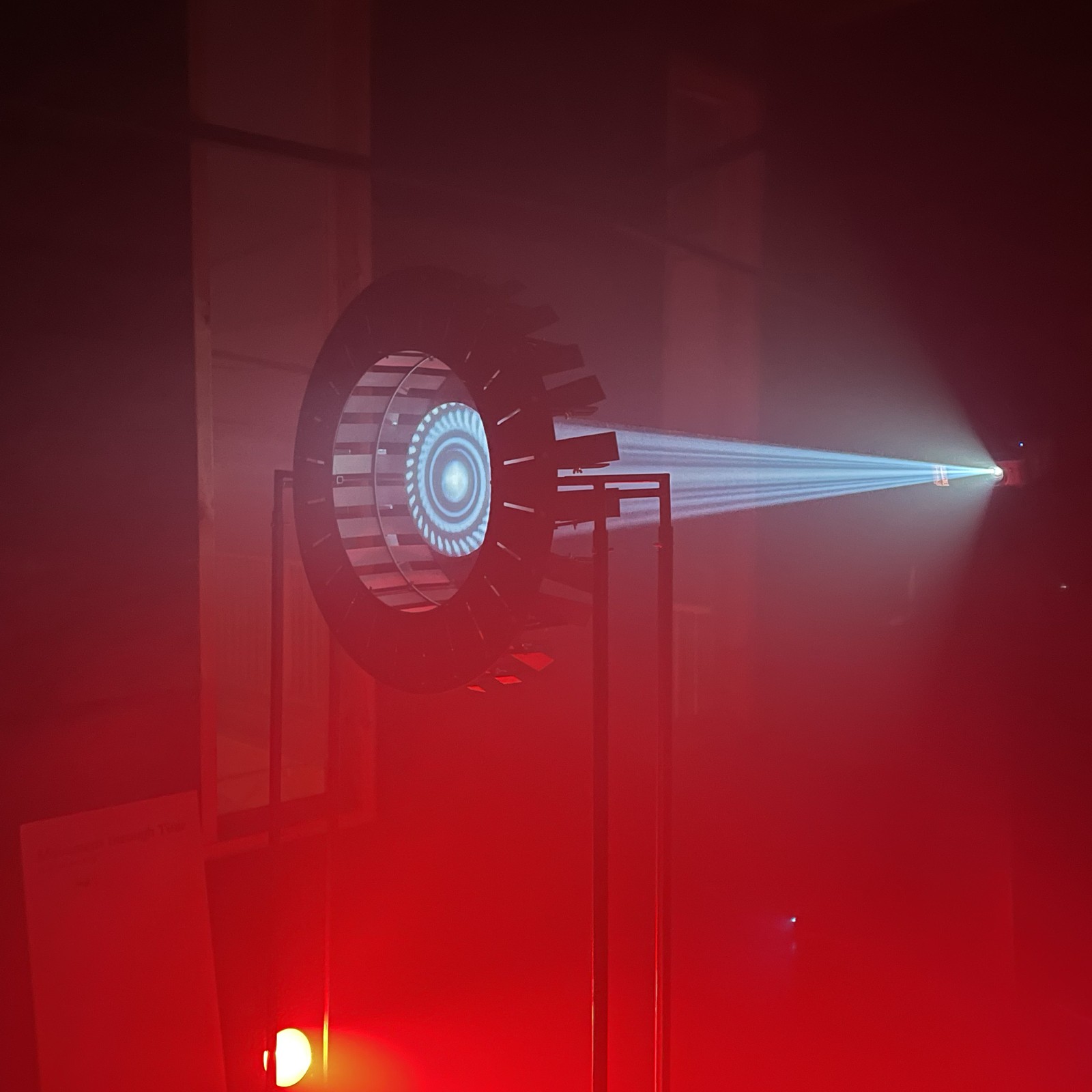 Een hypnotiserende audiovisuele installatie in de Victoria-kas, waar licht, geluid en natuur samensmelten. Visual artist Bent van den Berg en sound artist Tobias Slingerland nemen je mee in een meditatieve wereld tussen het organische en het digitale.