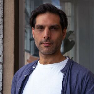 Fernando Knof van het Berlijnse soundcollectief KlingKlangKlong laat je horen hoe geluid verhalen vertelt en ruimtes tot leven brengt. Een inspirerende lezing over kunst, technologie en de kracht van luisteren.