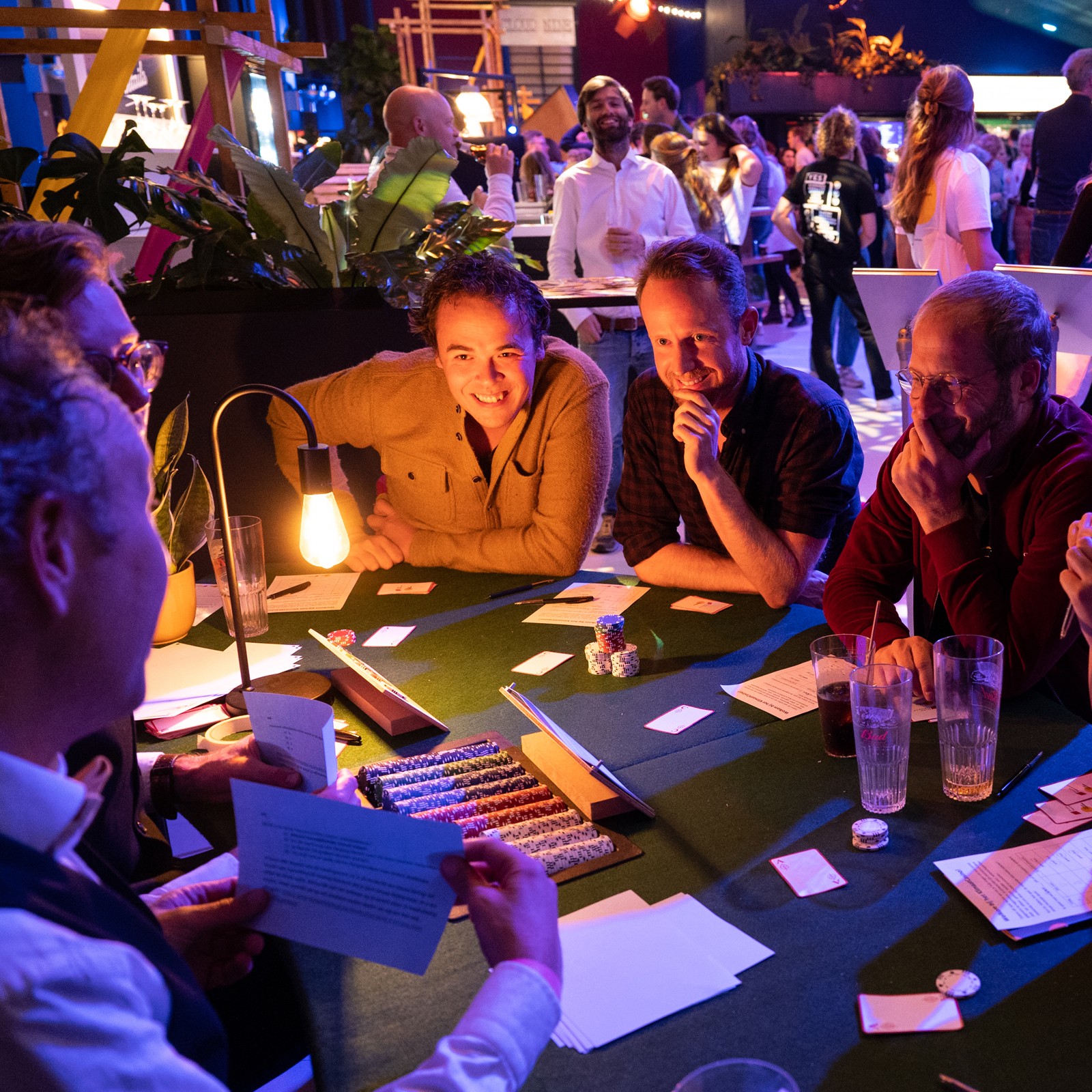 Zet je fiches in op het klimaat! In dit interactieve spel beantwoord je prikkelende vragen over klimaatverandering en test je je kennis aan tafel met een echte klimaatwetenschapper. Speel mee, leer bij — en misschien win jij wel de hoogste score van de avond.