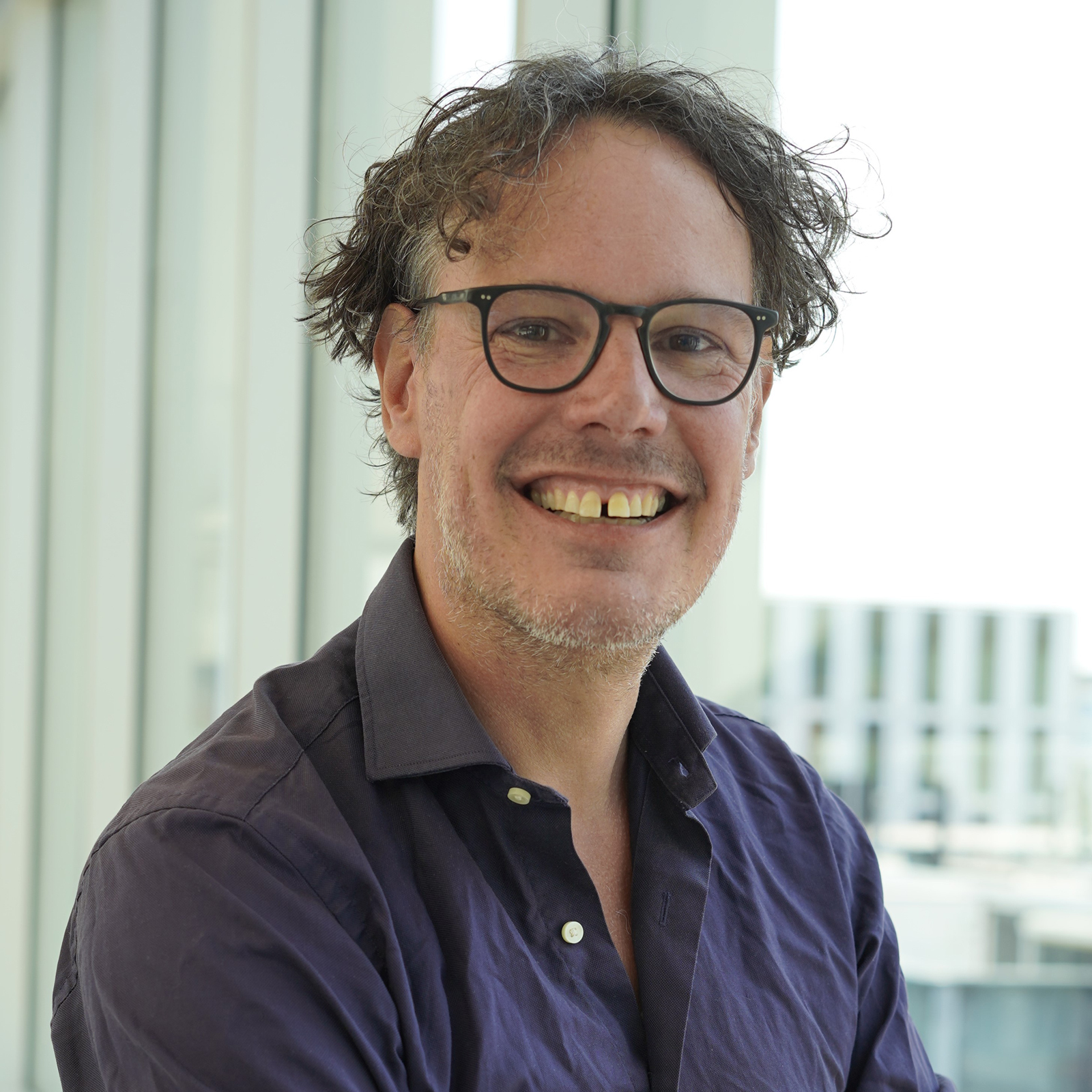 Wat hebben AI-hallucinaties te maken met Barack Obama’s geboorteakte en een Duits bouwbedrijf? In deze prikkelende, Engelstalige lezing onthult Maarten Lamers verrassende verbanden tussen technologie, complotten en kopieerapparaten.