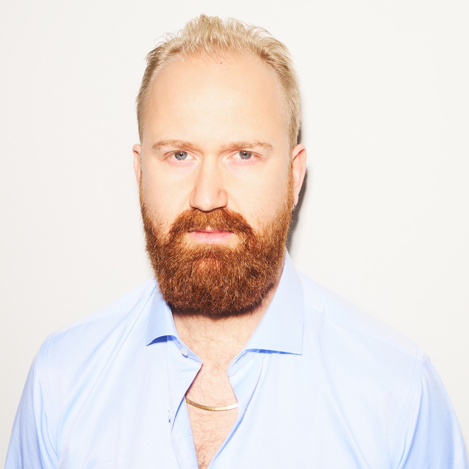 Stap in bij Marquee voor een muzikale roadtrip langs dijken, dromen en dansbare melancholie. Gitaarvirtuoos Marc Jansen neemt je mee op een rit vol intieme teksten, flarden country, vleugen powerpop en verrassend warme melodieën.