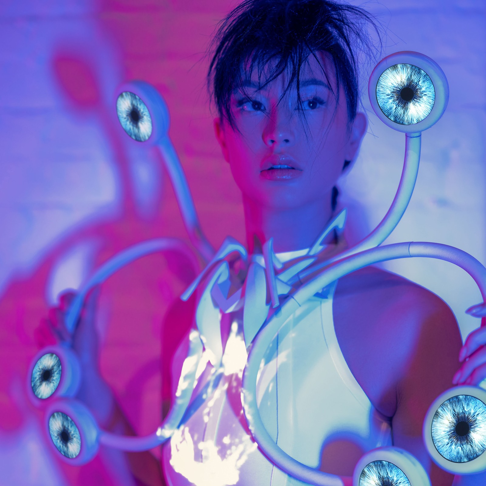 Mode en technologie smelten samen in de futuristische ontwerpen van Anouk Wipprecht. Ontdek hoe interactieve jurken, robots en sensortechnologie de manier veranderen waarop we ons kleden en communiceren.