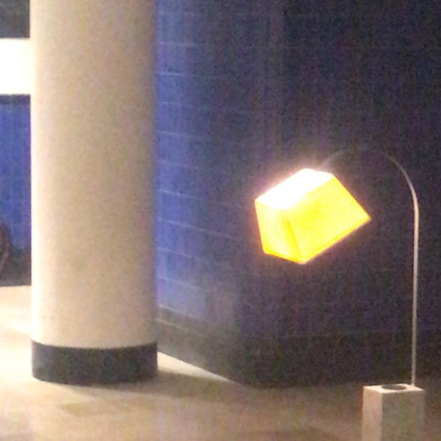 Wat als je lamp een eigen wil had? LAMP is geen meubel, maar een ondeugende huisgenoot die giechelt, schrikt, en zich met jou bemoeit. Een speelse, absurdistische installatie die technologie tot leven wekt.