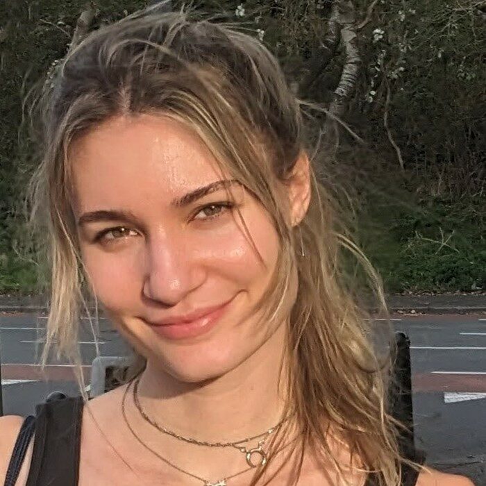 Wat hebben fascisme en koloniale herstelbetalingen met elkaar te maken? In deze live podcastaflevering van MaxiMizing Science onderzoeken Lina Lepelley en Sven Bouman verrassende verbanden tussen filosofie, antropologie en actuele debatten over koloniale erfenissen.