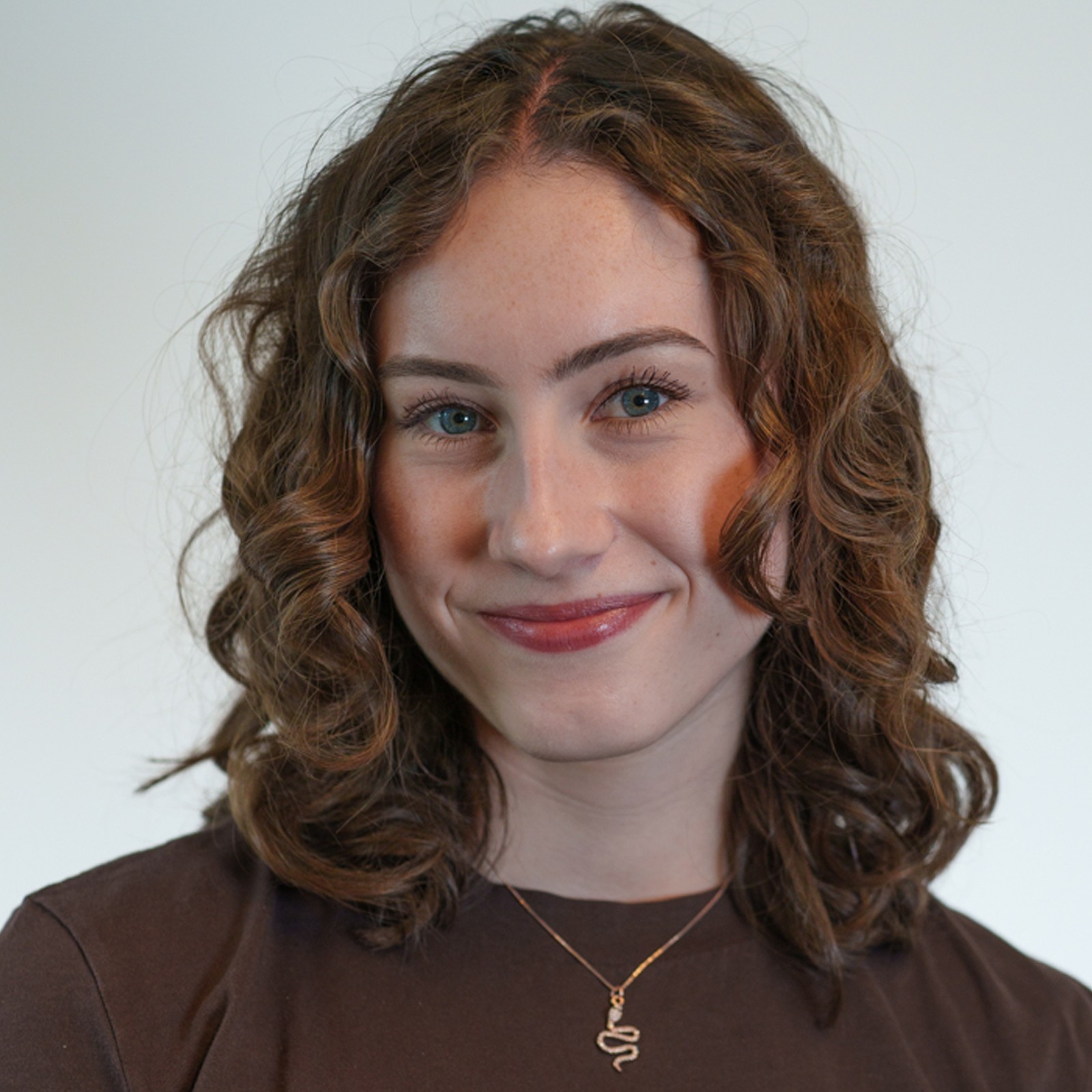 Miljoenen berichten per dag, maar voelen we ons écht verbonden? Sanne Janssen onderzoekt hoe technologie onze relaties beïnvloedt en welke toekomstscenario’s er zijn voor digitaal contact.