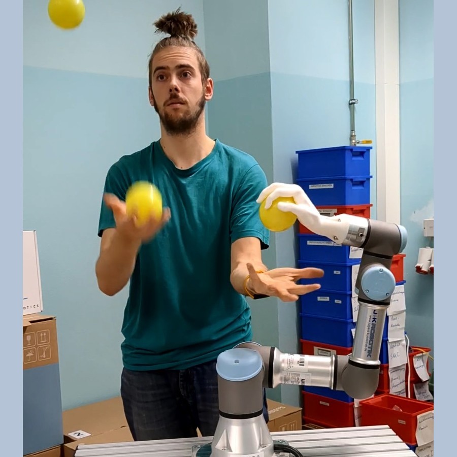 Wat gebeurt er als een robotarm het podium betreedt? In CRITTERS: Coboshow onderzoekt een jongleur samen met een industriële machine de grens tussen mens, kunst en technologie. Spannend, poëtisch en soms ronduit ongemakkelijk.