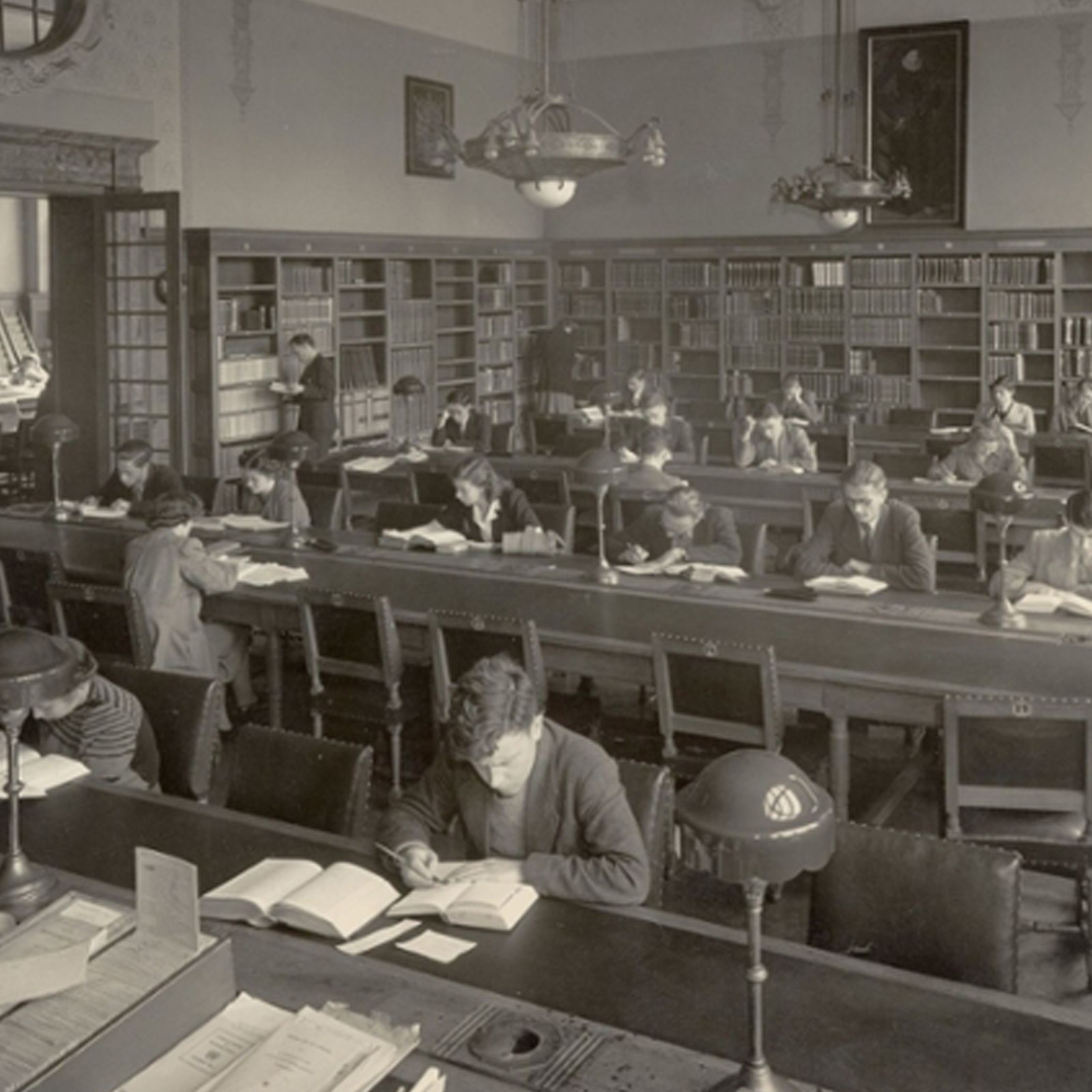 Wat is een universiteit zonder studenten? In deze expositie reis je door 450 jaar studentenleven — van boeken en bier tot protest en passie. Een ode aan generaties Leidse studenten.