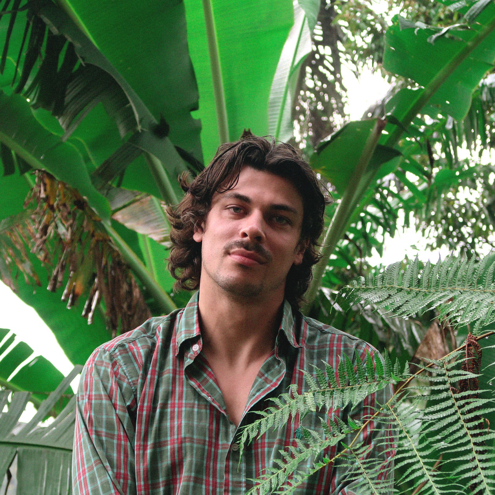 Reggae, pop en hiphop smelten samen in de oprechte, energieke songs van Gus Walker. Verwacht dansbare beats, bezielde teksten en een liveshow vol warmte, hoop en positieve vibes — gebracht door een 7-koppige band.