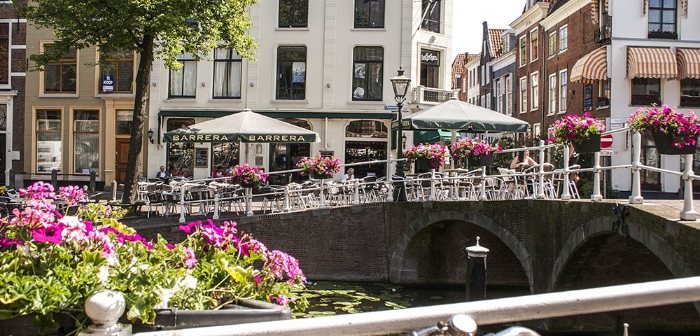 Barrera Rapenburg 56, 2311 EX Leiden “Rapenburger met friet (kan ook vega) met een biertje, wijntje of frisje voor €19,-“