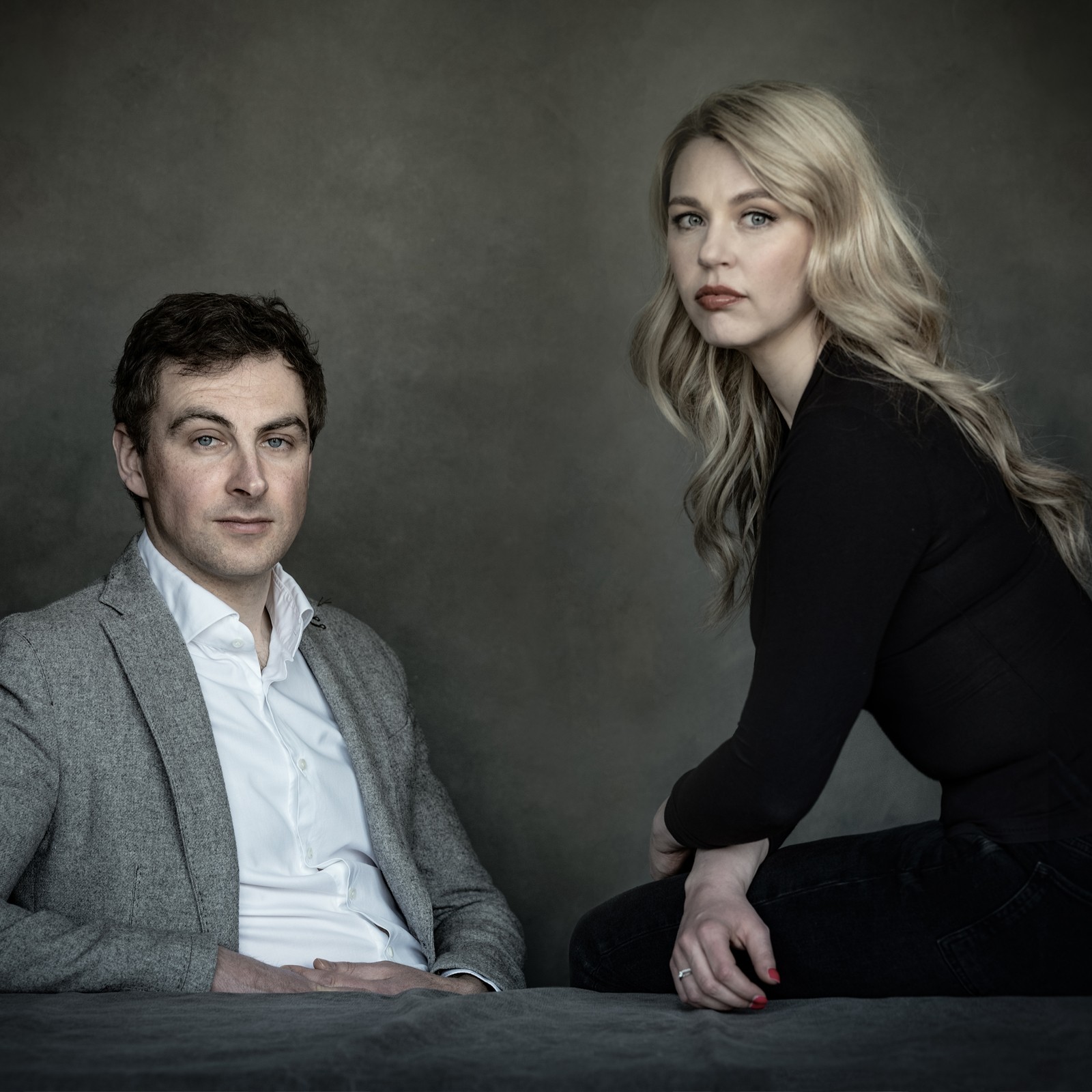 Van reptielmensen tot chemtrails: cabaretier Lisa Loeb en politicoloog Daniel Paarlberg duiken met humor en scherpte in de wereld van complottheorieën. Een hilarisch en verhelderend kijkje in hoe we onszelf (en elkaar) voor de gek houden.