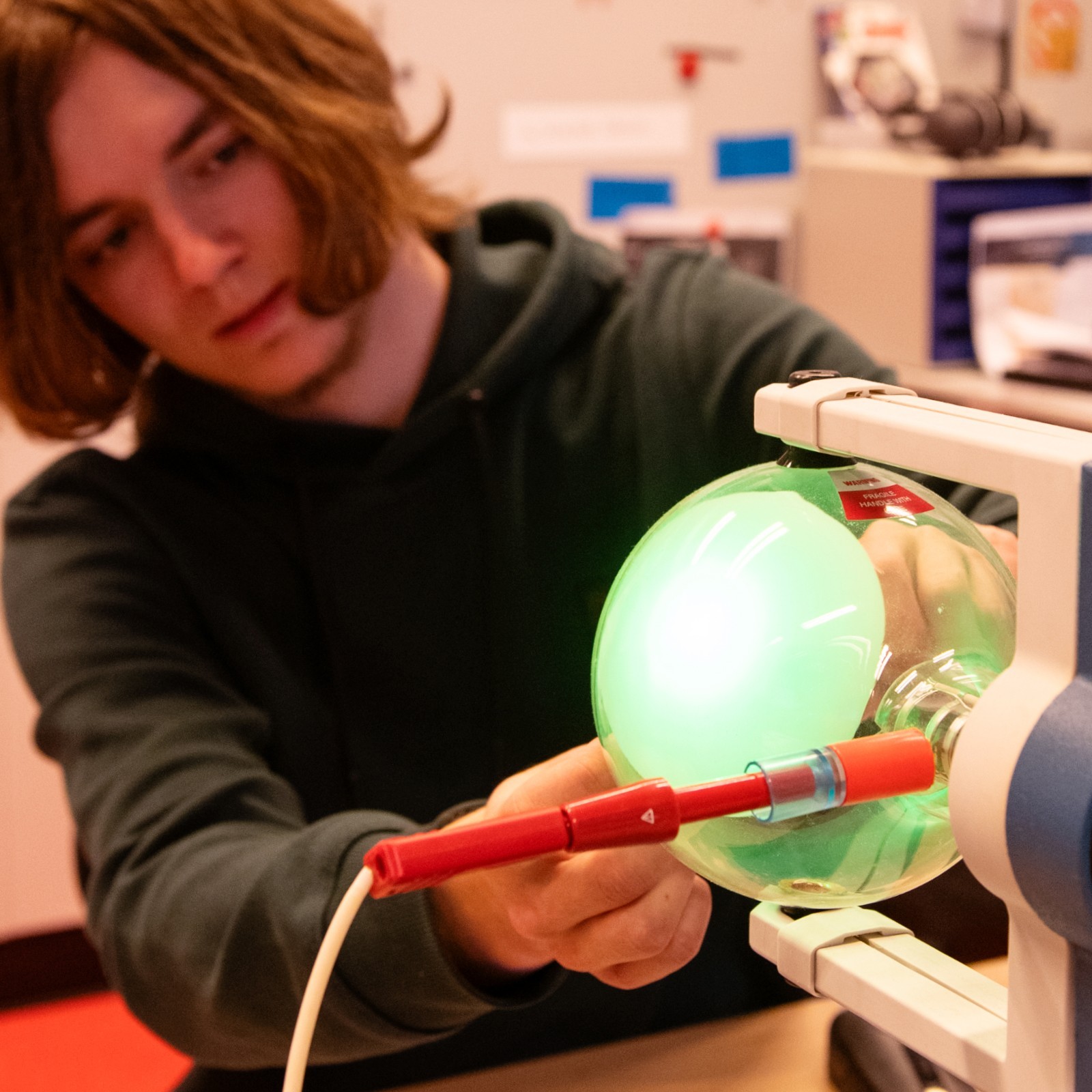 Stap binnen in de Quantum Safari en ontdek spelenderwijs hoe quantumtechnologie werkt. Bezoek interactieve stations, voer zelf experimenten uit en reis door een fantasierijk ‘quantum landschap’ dat wetenschap tastbaar maakt voor iedereen.