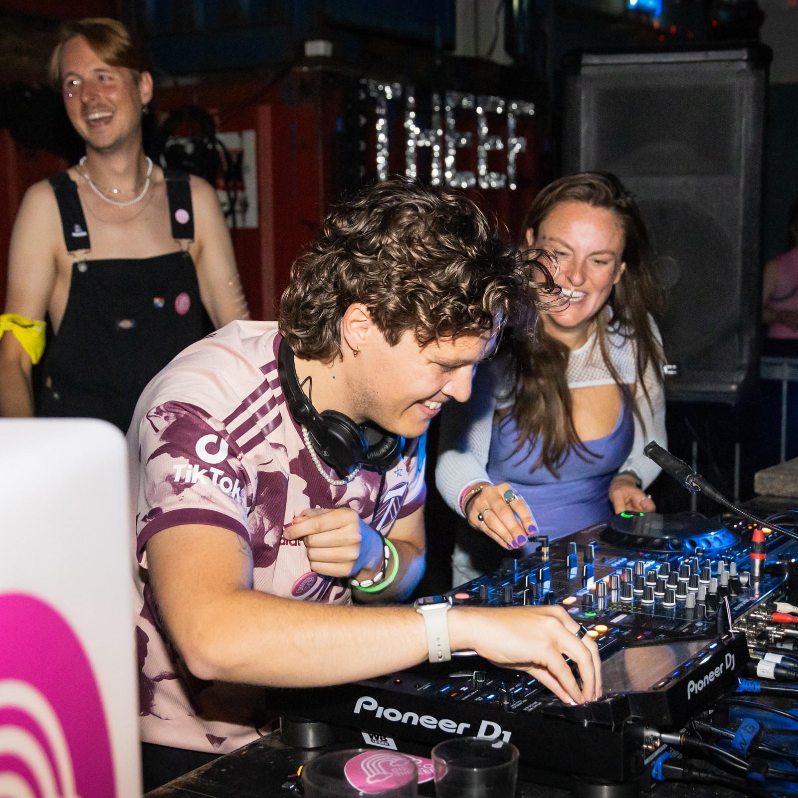 dj Heather Jerome, Glitter, groove en genot! Het queer collectief Discotheef serveert dampende disco en heerlijke hits — een feest voor iedereen die van dansen houdt. Verwacht energie, inclusiviteit en een volle dansvloer.
