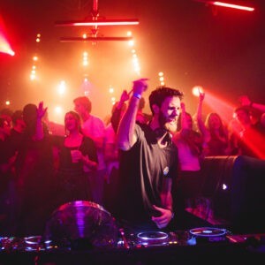 Vertrouwd gezicht in het Leidse nachtleven. DJ Vaux mixt house, disco en funk tot een onweerstaanbare set die de dansvloer onweerstaanbaar maakt.