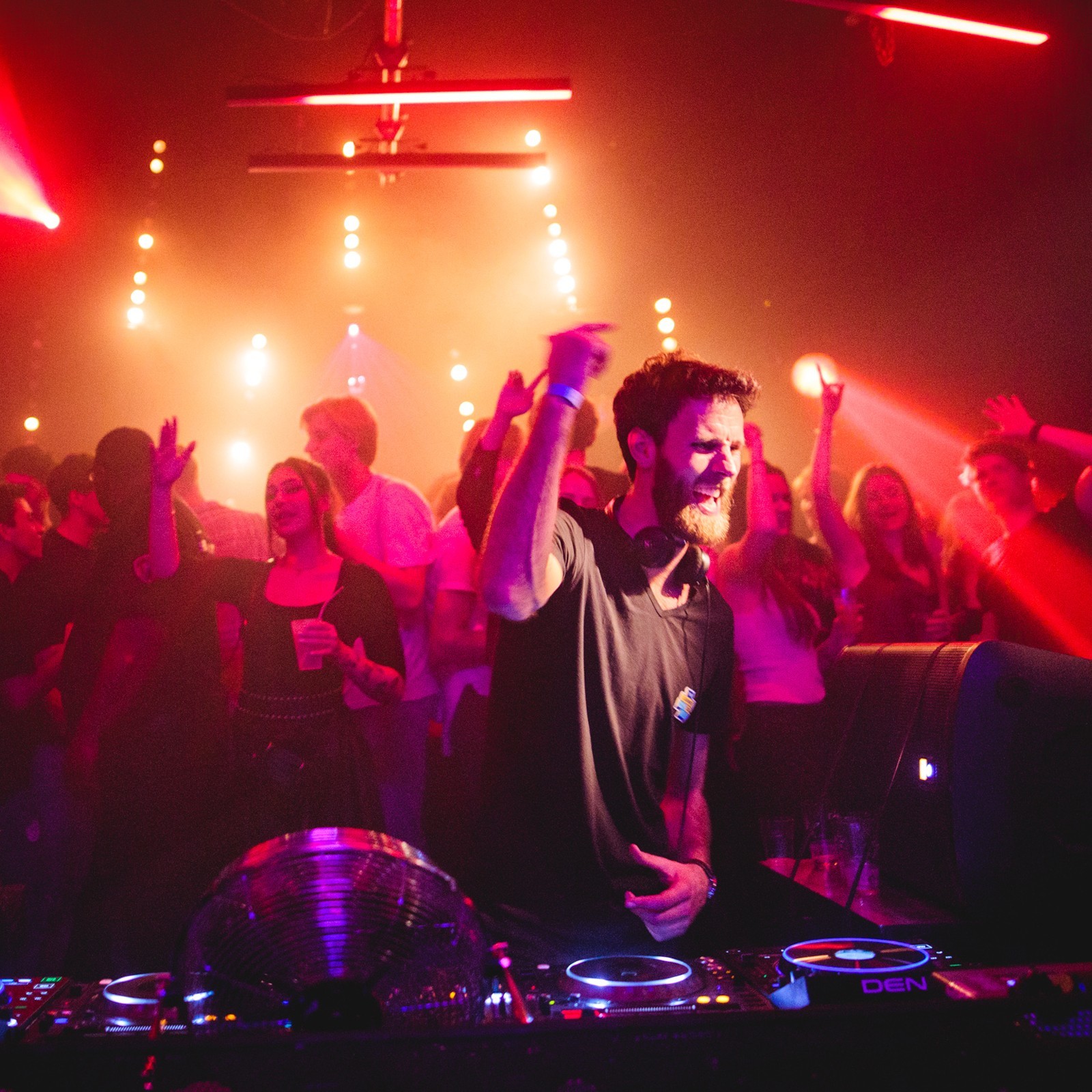 Vertrouwd gezicht in het Leidse nachtleven. DJ Vaux mixt house, disco en funk tot een onweerstaanbare set die de dansvloer onweerstaanbaar maakt.