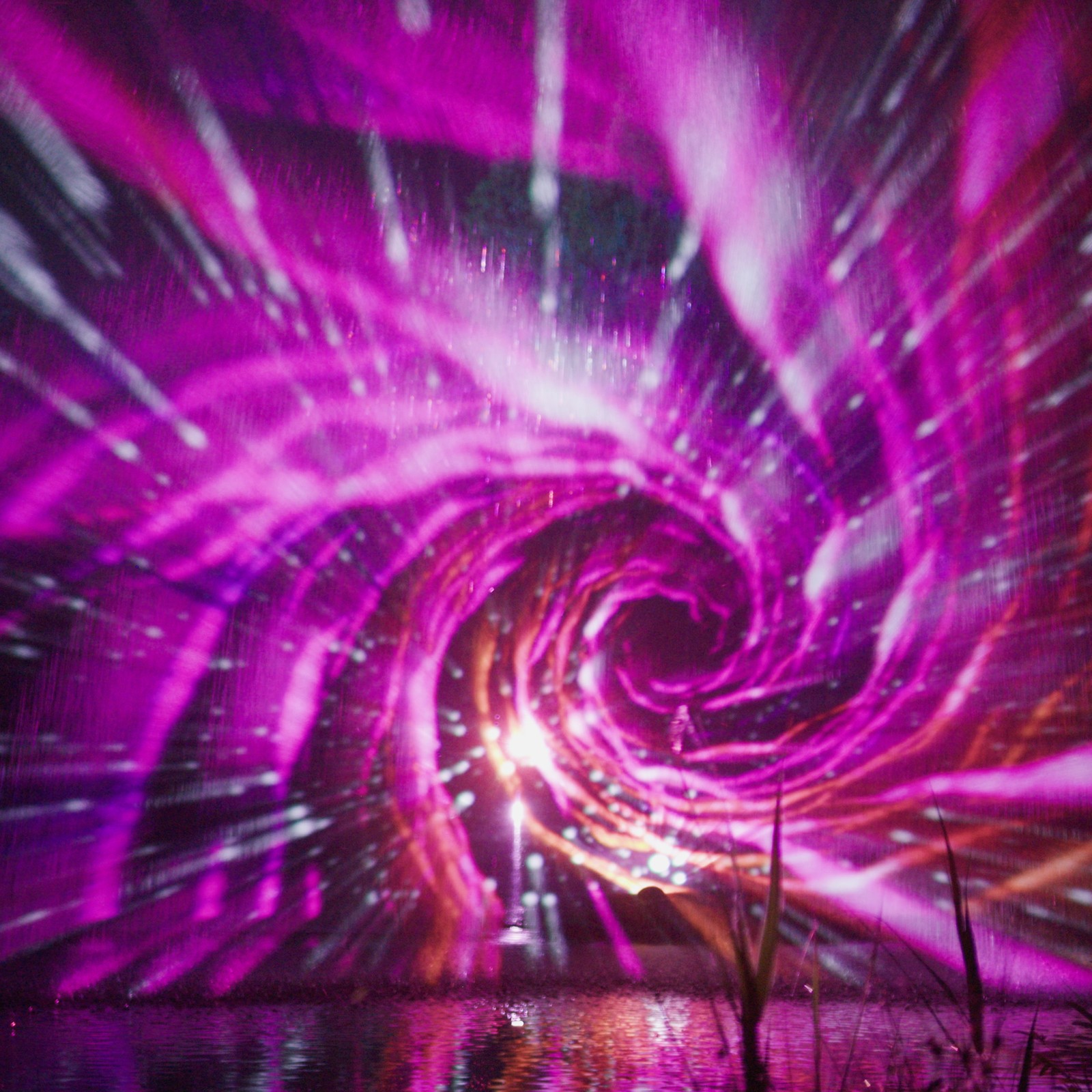 Licht, mist en elektronische muziek versmelten in deze hypnotiserende live performance. Organza is een audiovisuele droomreis door kosmische landschappen – een zeldzame ontmoeting tussen beeld, geluid en verbeelding.