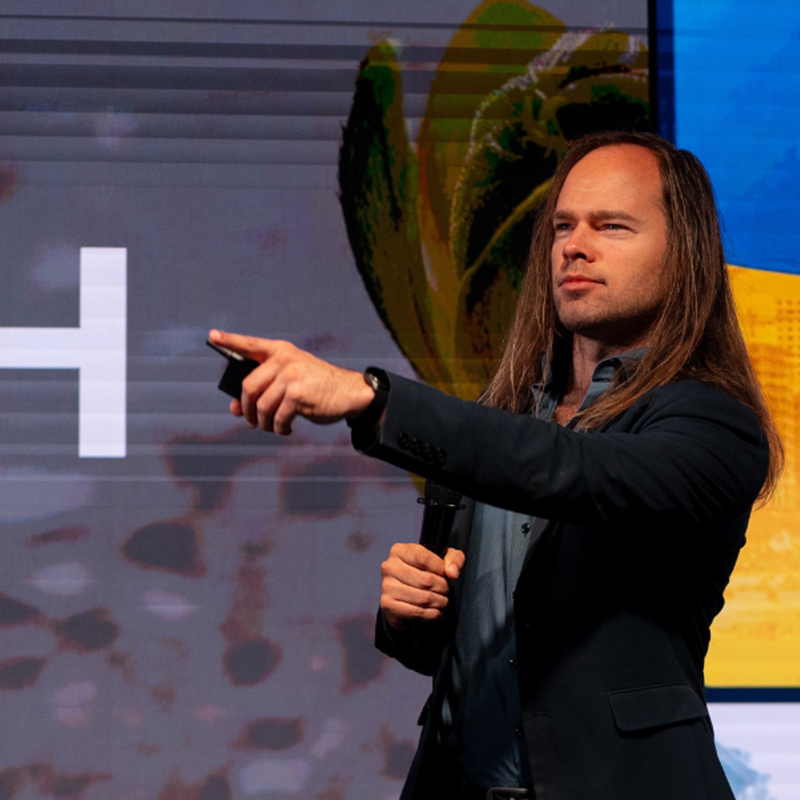 De toekomst van oorlog speelt zich af in je hoofd. Data scientist en AI-expert Marijn Markus onderzoekt hoe deepfakes, drones en propaganda het strijdtoneel van morgen al vandaag beïnvloeden. Van Oekraïne tot je tijdlijn.