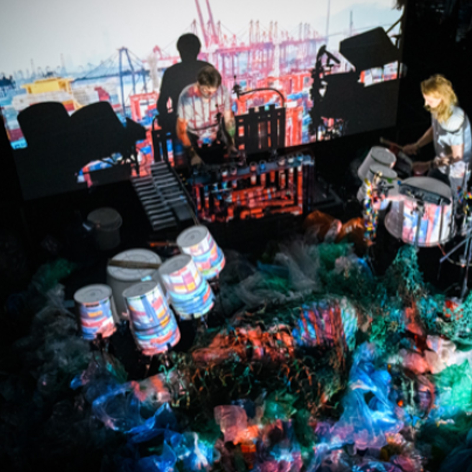 Een energieke en poëtische percussie performance met zelfgemaakte instrumenten van plastic afval. Een zintuiglijke reis door de Plasticeen Era, vol ritme, reflectie en rammelende realiteit.