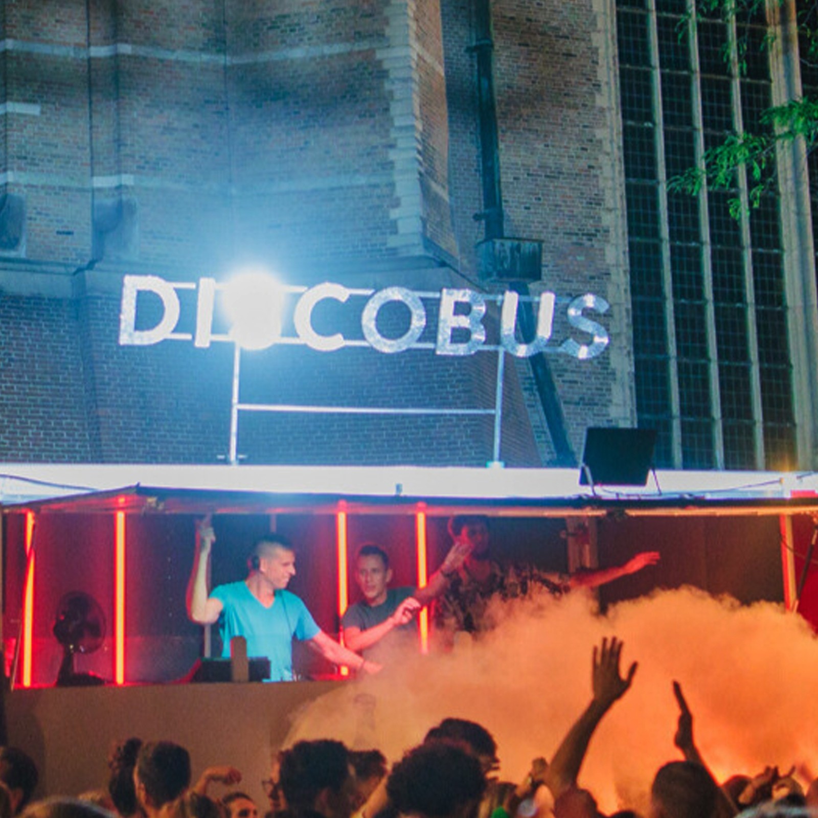 De vrolijke tweelingzielen van de draaitafel brengen een energieke mix van beats, grooves en verrassende ritmes. Met Schallmanner is stil blijven staan geen optie.