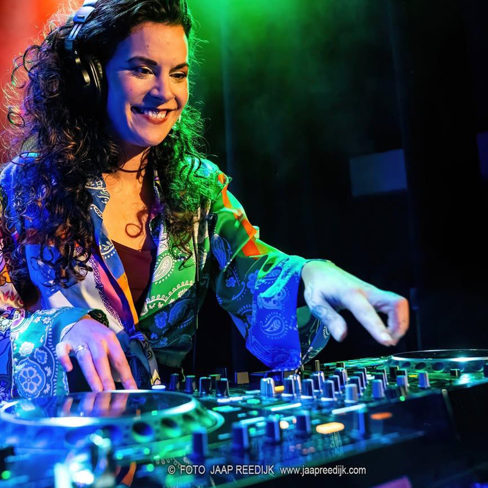 dj Purple Pandan, Glitter, groove en genot! Het queer collectief Discotheef serveert dampende disco en heerlijke hits — een feest voor iedereen die van dansen houdt. Verwacht energie, inclusiviteit en een volle dansvloer.